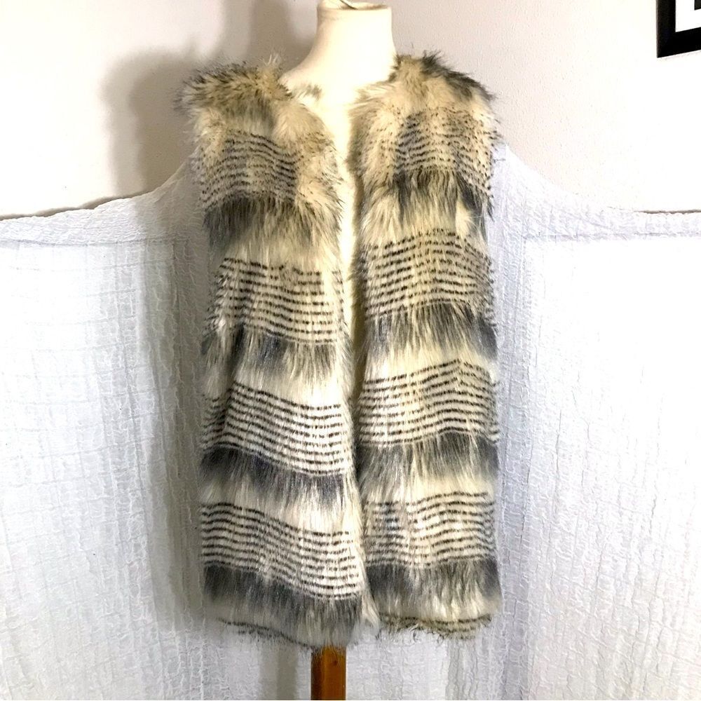 C. Luce Fluffy Sweater Vest Size L